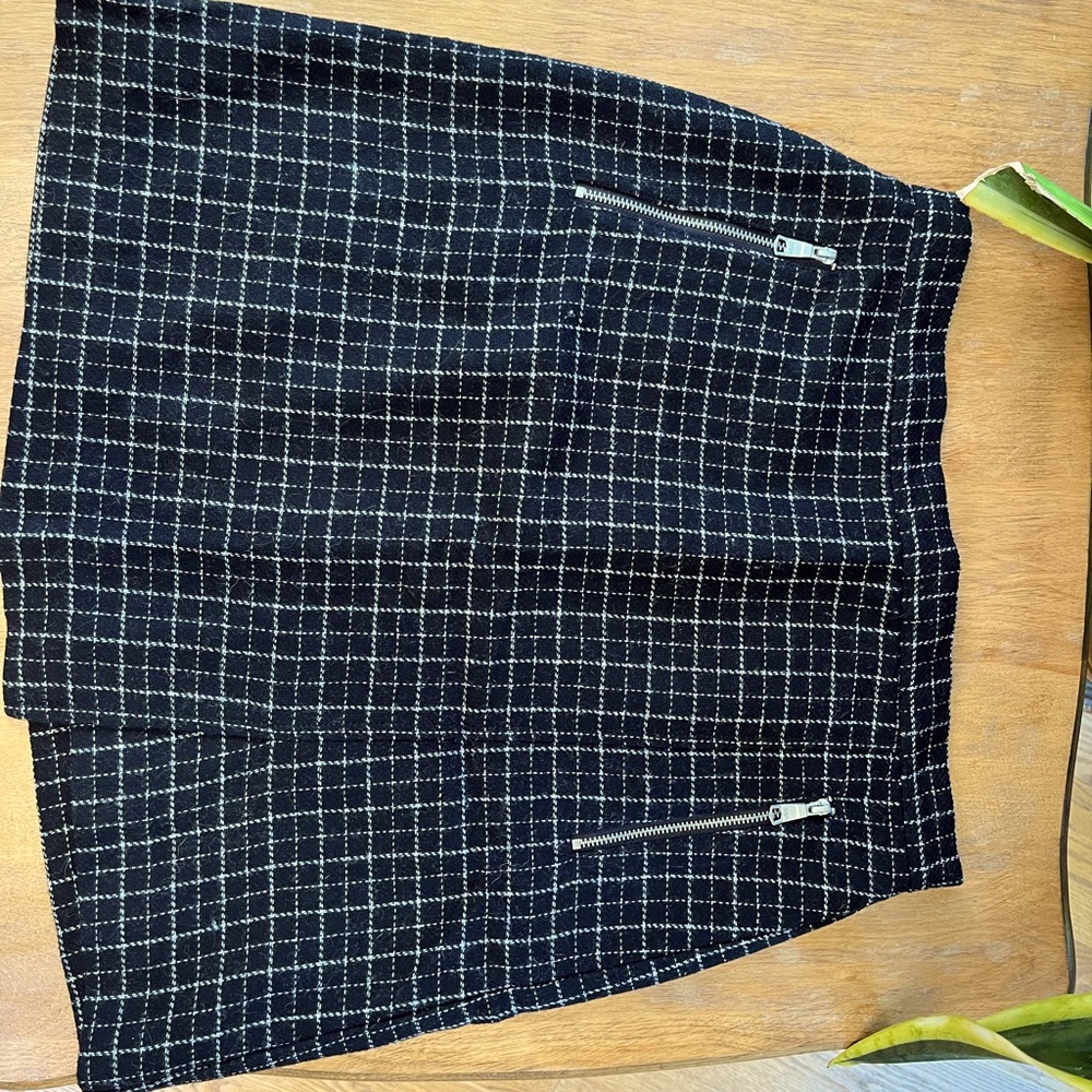 Only worn once, Banana Republic wool/polyester skirt! Size: 2